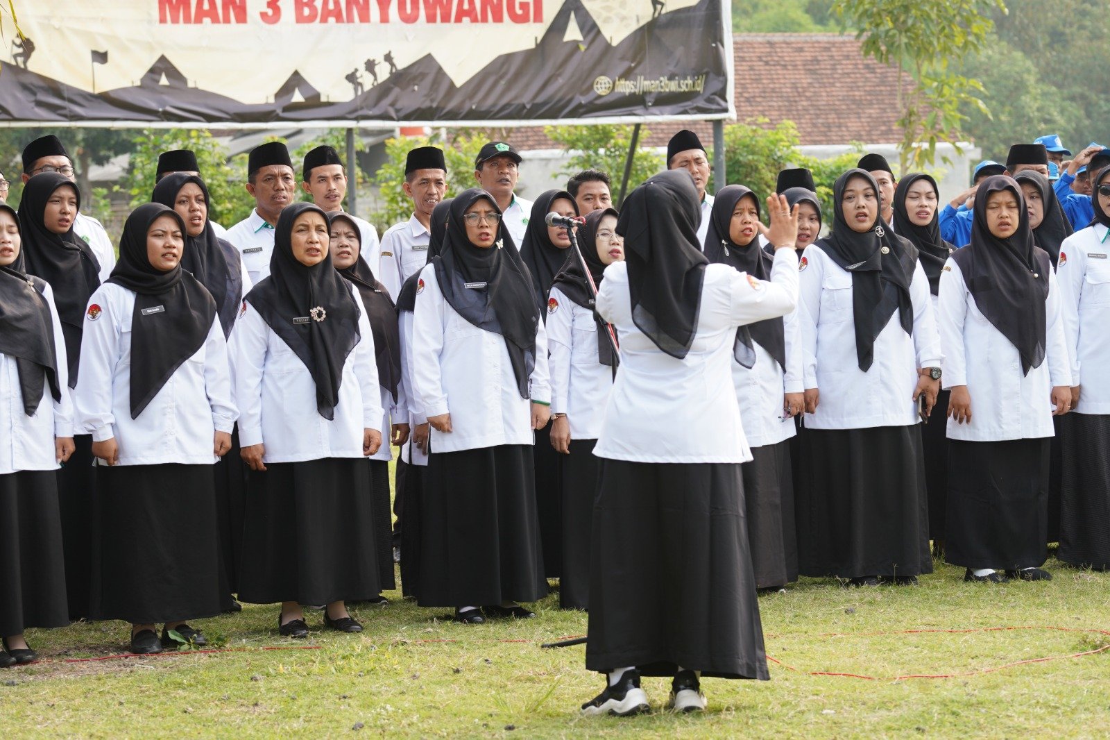 ​Upacara Hari Guru di MAN 3 Banyuwangi Penuh Haru